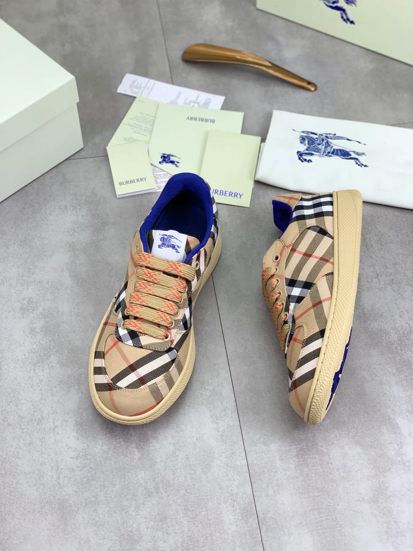 Factory price P580 [BURBERRY] Burberry - High-end quality original order (couples 🧑‍🤝‍🧑 style) - Upper: imported 🔝 original material - Lining: cowhide lining, feet; water-dyed cowhide - Outsole: ultra-light TPR rubber; two-color molded outsole - Ultra-high quality control, fine workmanship: highlighted (high-end, extravagance, grade) -Size: 35-46 (male 38 46 Female 35 40 Customized)·Color: 5️⃣colors available